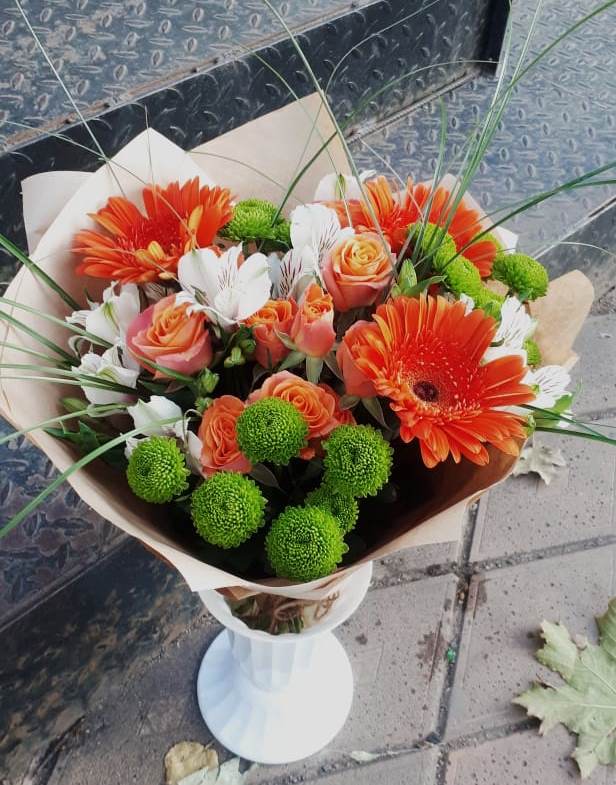 Букет цветов из: Герберы, Хризантемы, Альстромерии и Розы в Курильске