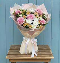 Букет цветов из:  Гвоздики, Орхидеи и Розы в Курильске