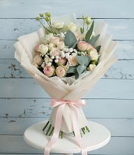 Букет цветов из:  Розы и Лизиантусы в Курильске