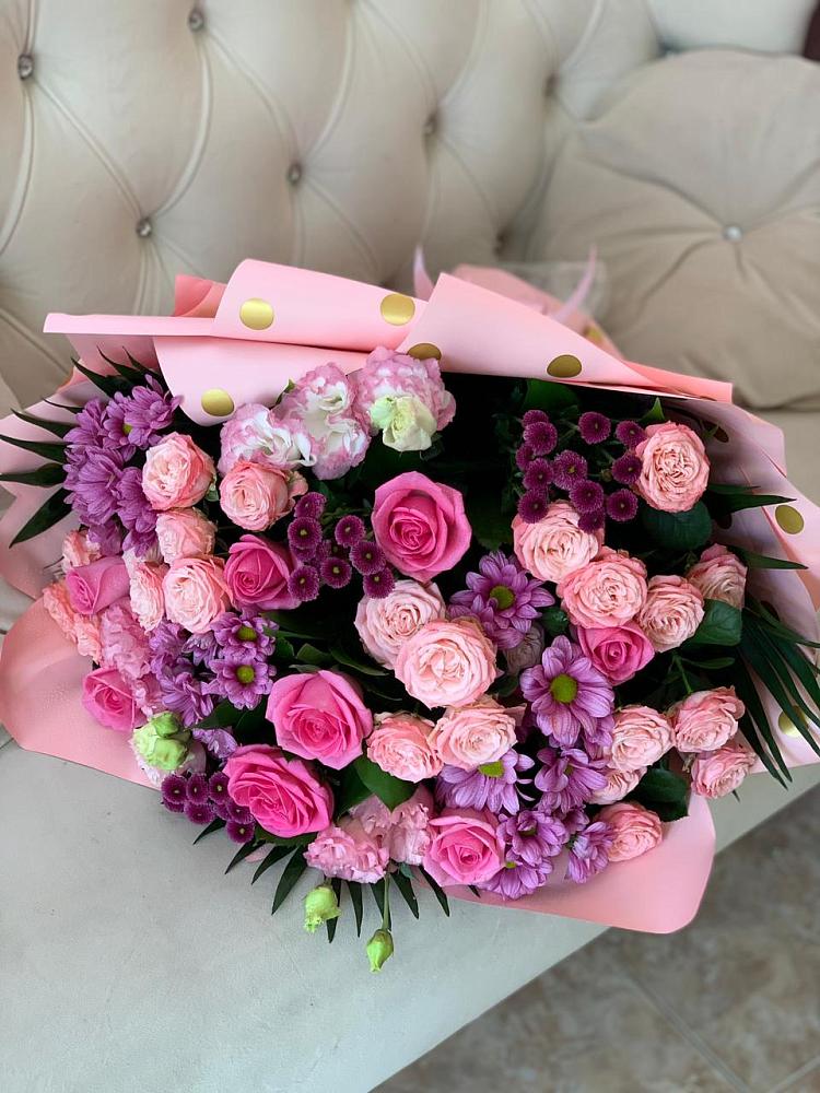 Букет цветов из: Хризантемы, Розы и Лизиантусы в Курильске