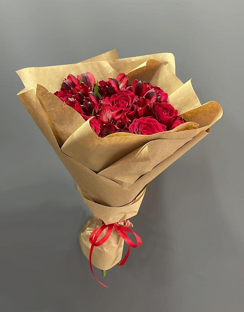 Букет цветов из: Альстромерии и Розы в Курильске