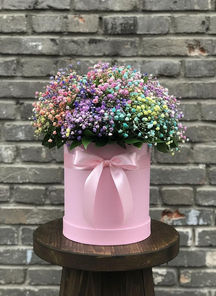 Цветочная композиция из Гипсофила и Розы в шляпной коробке в Курильске