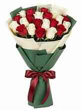 Букет Микс из красных и белых роз в Курильске