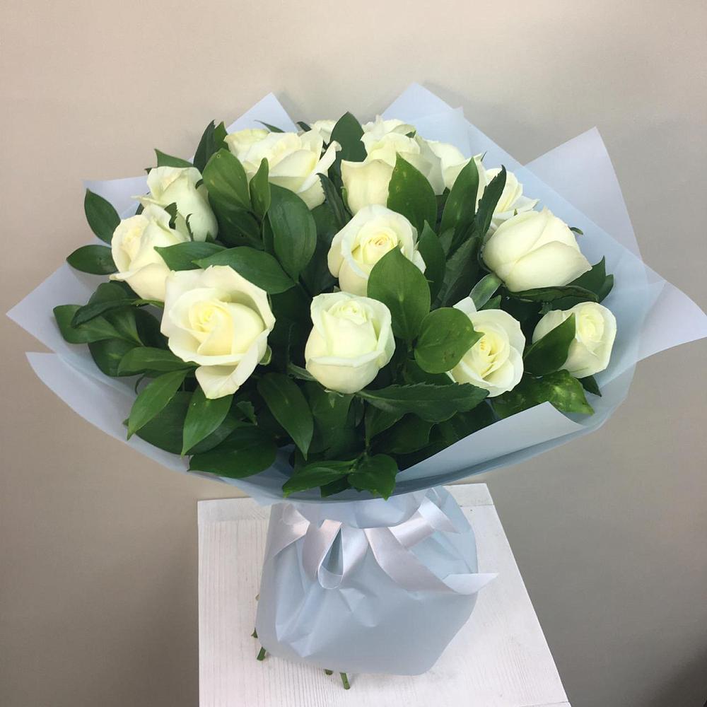 Букет 15 Белых роз Проуд в Курильске
