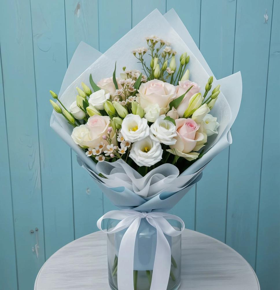 Букет цветов из: Розы и Лизиантусы в Курильске