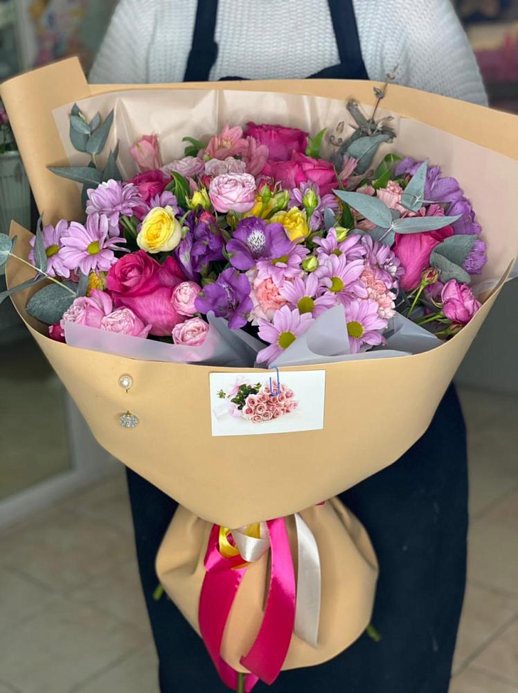 Букет цветов из: Хризантемы, Гвоздики и Альстромерии в Курильске