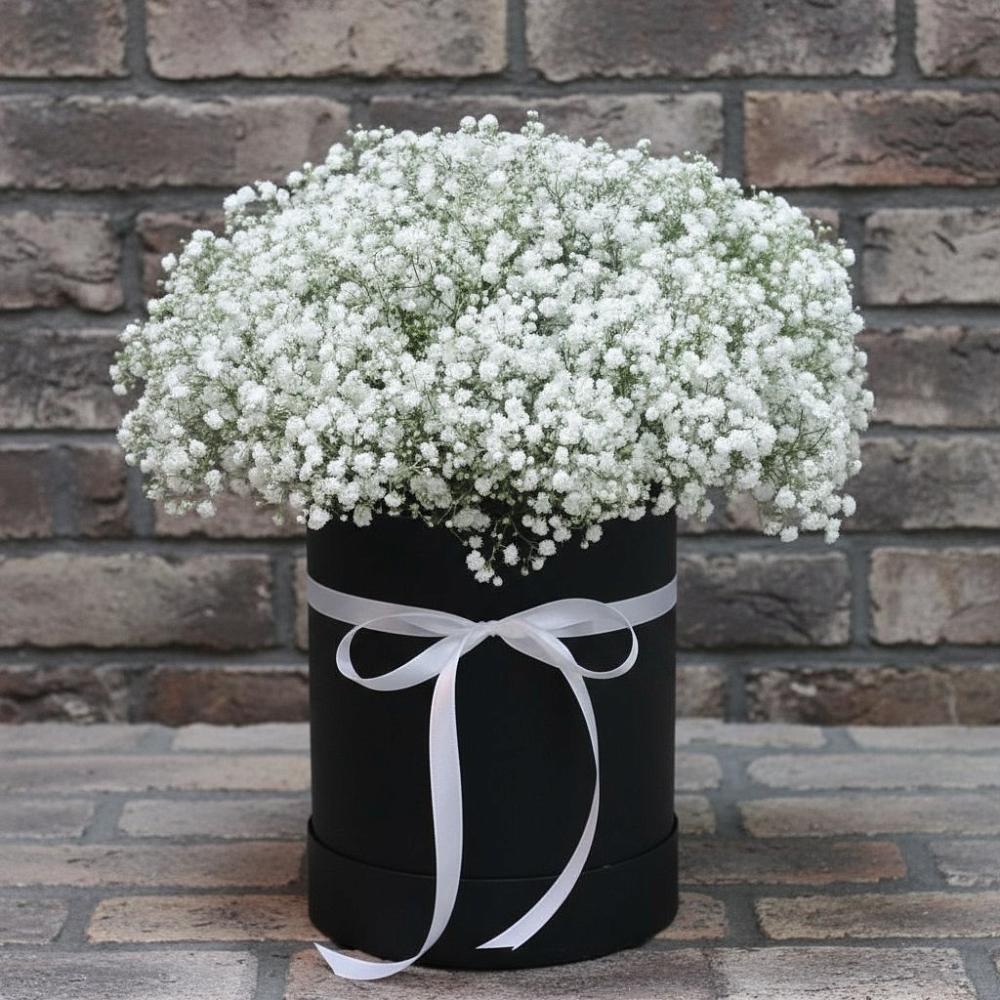 Цветочная композиция из Гипсофила в шляпной коробке в Курильске