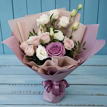 Букет цветов из:  Розы и Лизиантусы в Курильске