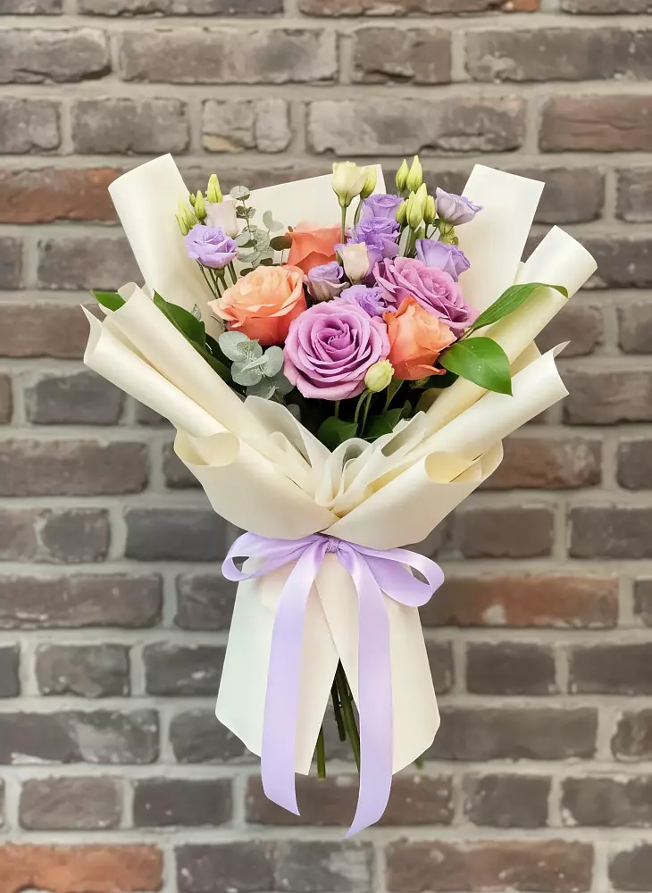 Букет цветов из: Лизиантусы и Розы в Курильске