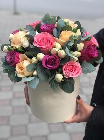 Цветочная композиция из Розы в шляпной коробке в Курильске