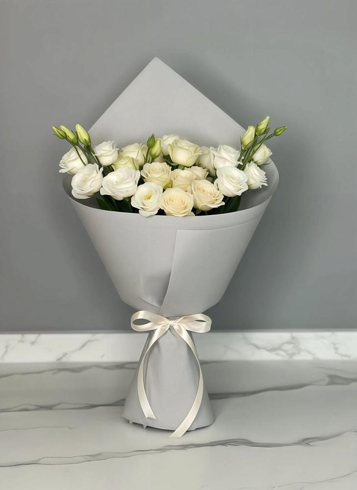 Букет цветов из: Розы и Лизиантусы в Курильске