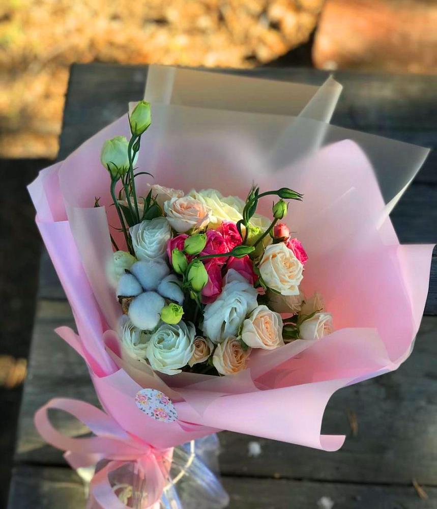 Букет цветов из: Розы и Лизиантусы в Курильске