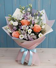Букет цветов из:  Лизиантусы, Розы, Альстромерии и Гипсофила в Курильске