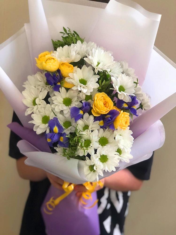 Букет цветов из: Ирисы, Хризантемы и Розы в Курильске