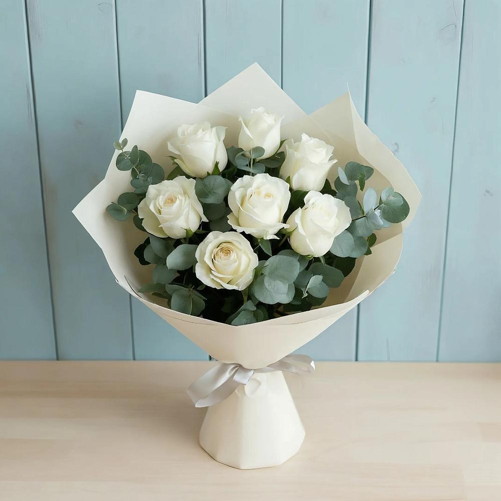 Букет Белые розы в Эвкалипте в Курильске