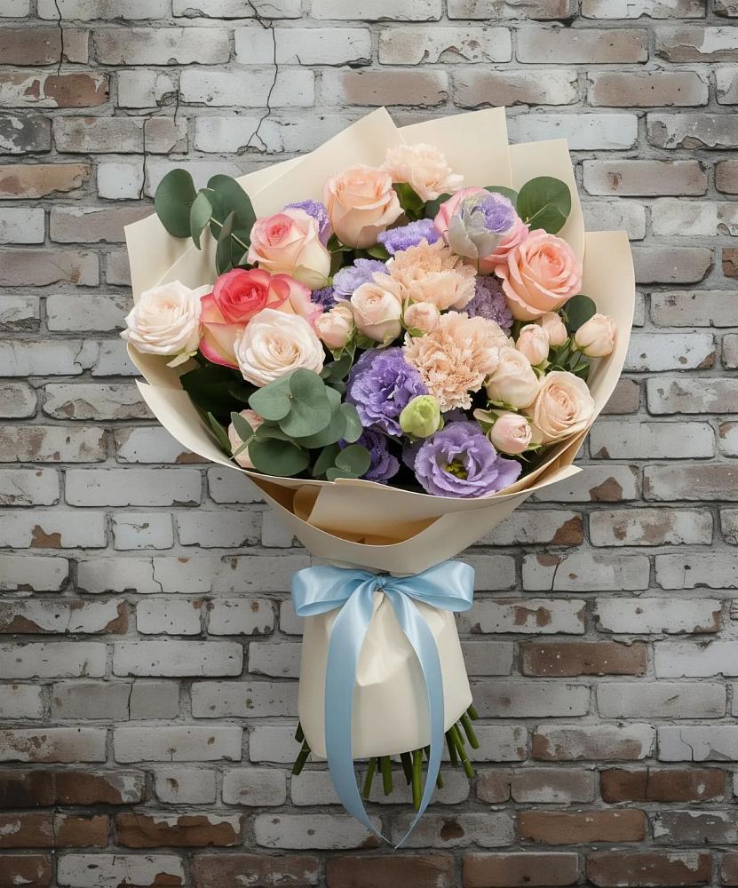 Букет цветов из: Розы, Лизиантусы и Гвоздики в Курильске