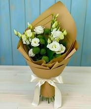 Букет цветов из:  Хризантемы и Лизиантусы в Курильске