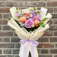 Букет цветов из:  Лизиантусы и Розы в Курильске