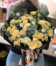 Букет птица счастья в Курильске Букет цветов из: Розы и Лизиантусы в Курильске