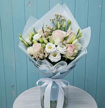 Букет цветов из:  Розы и Лизиантусы в Курильске