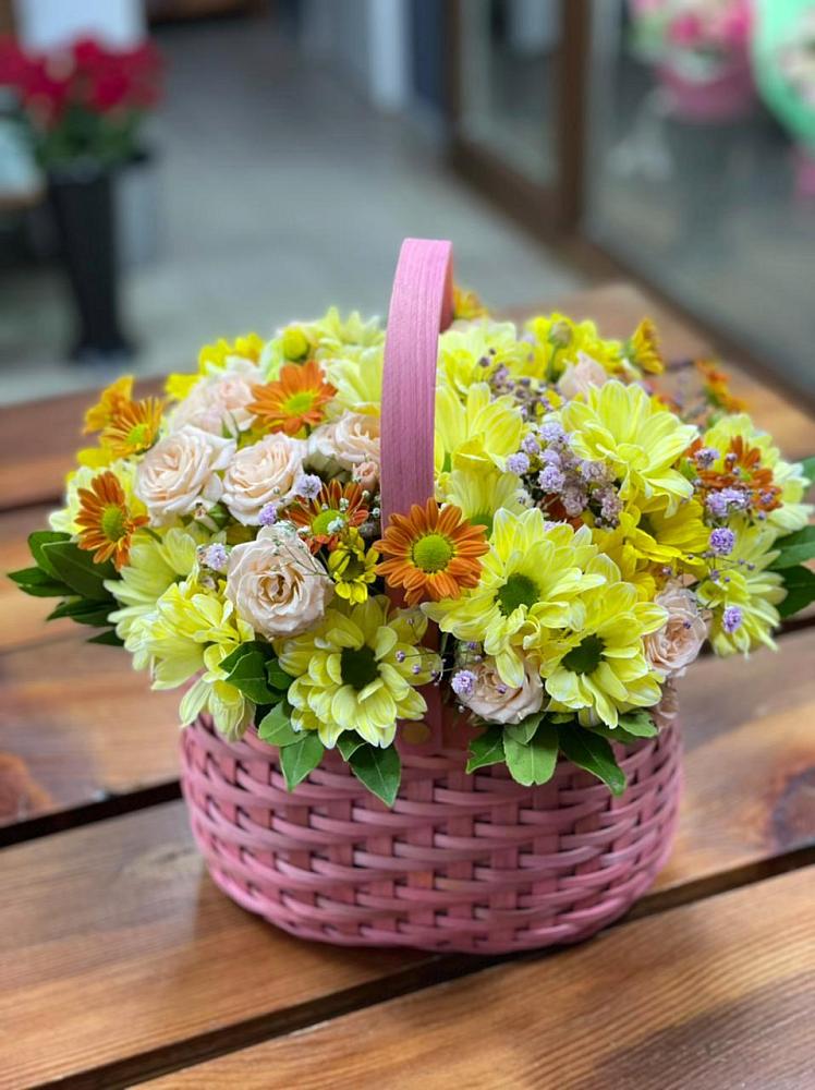 Цветочная композиция из Хризантемы и Розы в корзине в Курильске