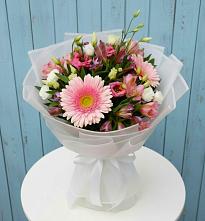 Букет цветов из:  Герберы, Альстромерии и Лизиантусы в Курильске