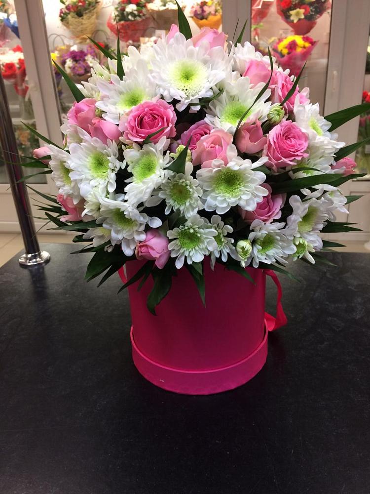 Цветочная композиция из Розы и Хризантемы в шляпной коробке в Курильске