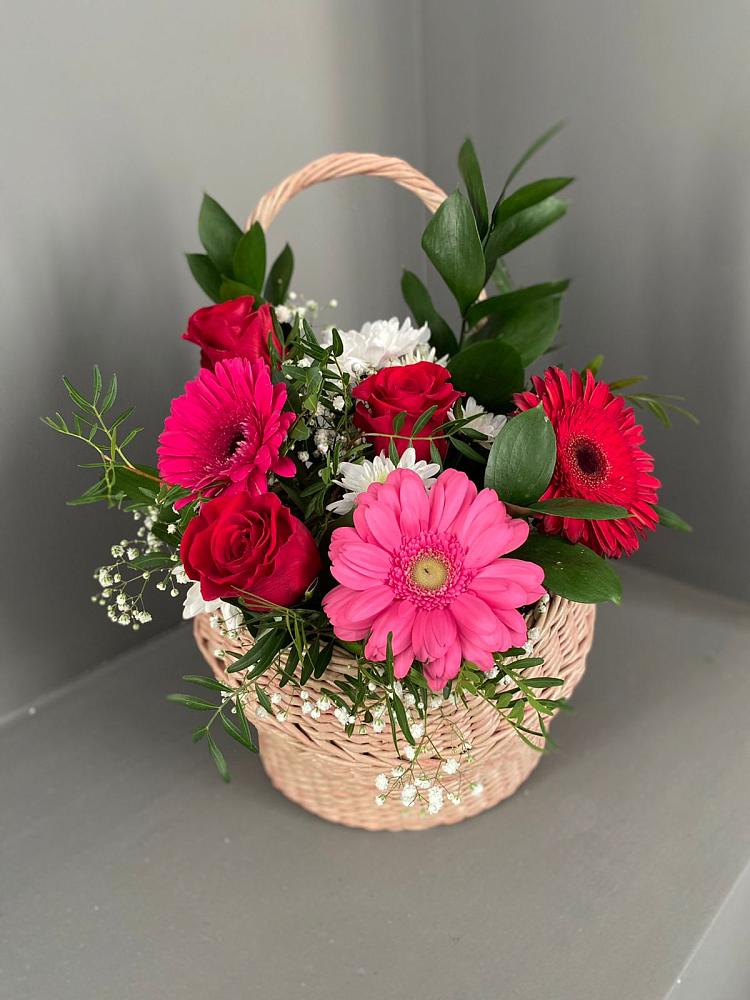 Цветочная композиция из Розы, Хризантемы и Герберы в корзине в Курильске