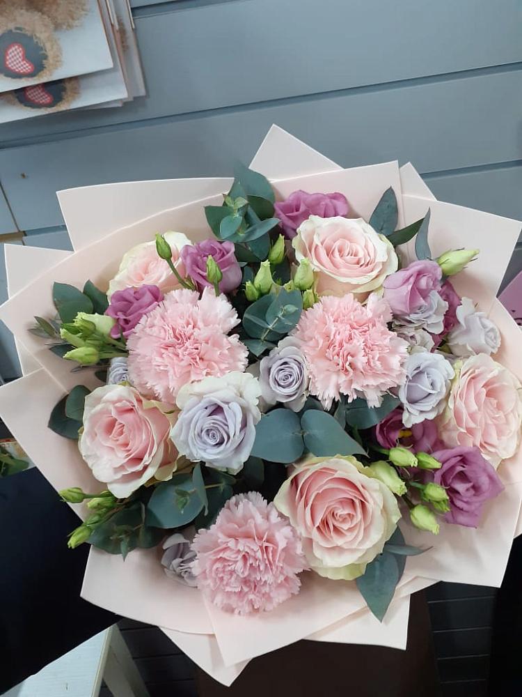 Букет цветов из: Розы, Гвоздики и Лизиантусы в Курильске