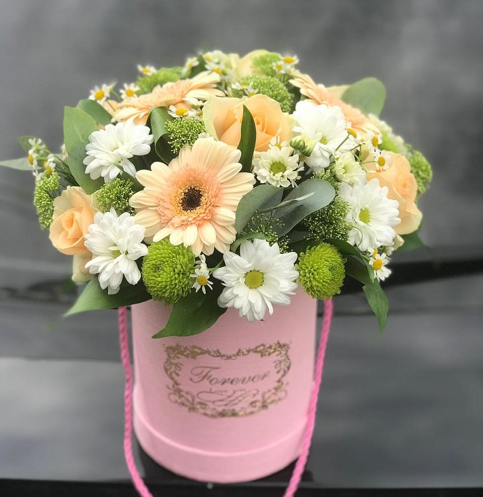 Цветочная композиция из Розы, Герберы и Хризантемы в шляпной коробке в Курильске