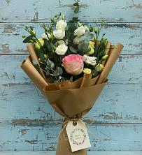Букет цветов из:  Розы и Лизиантусы в Курильске