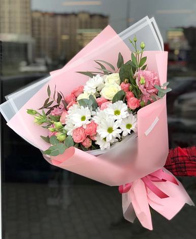Букет цветов из: Розы, Лизиантусы и Хризантемы в Курильске