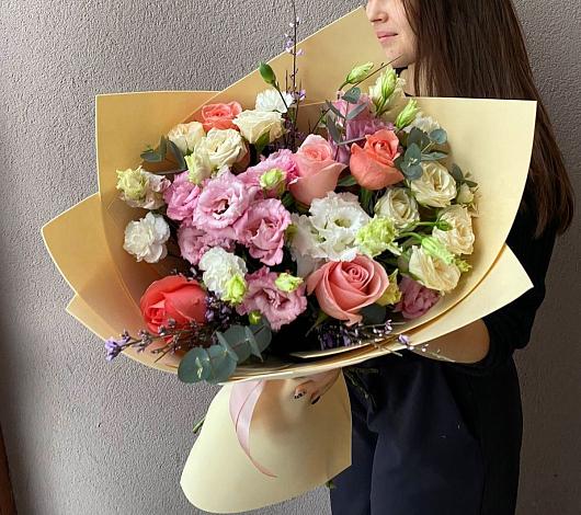 Букет цветов из: Розы, Лизиантусы и Гвоздики в Курильске