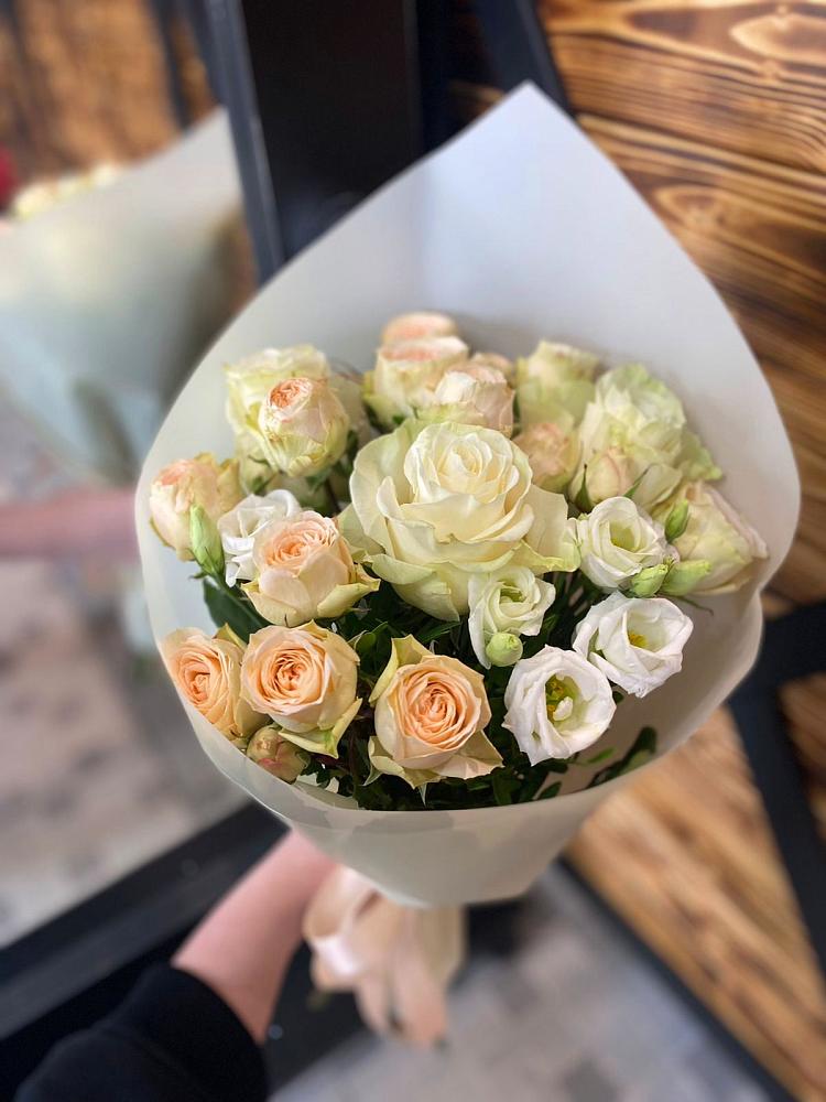 Букет цветов из: Розы и Лизиантусы в Курильске