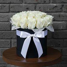 Цветочная композиция из Розы в шляпной коробке в Курильске