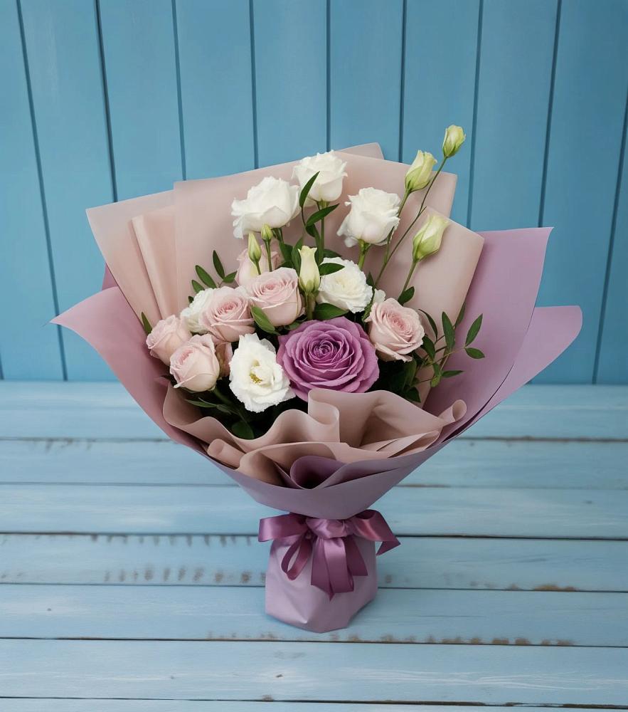 Букет цветов из: Розы и Лизиантусы в Курильске